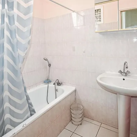 1 Bedroom Awesome In דירה רויומס