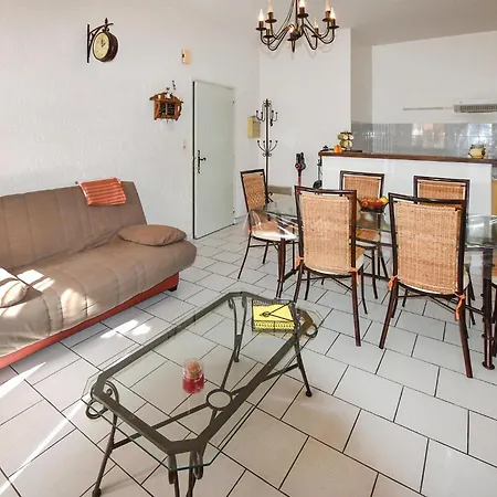 1 Bedroom Awesome In דירה *